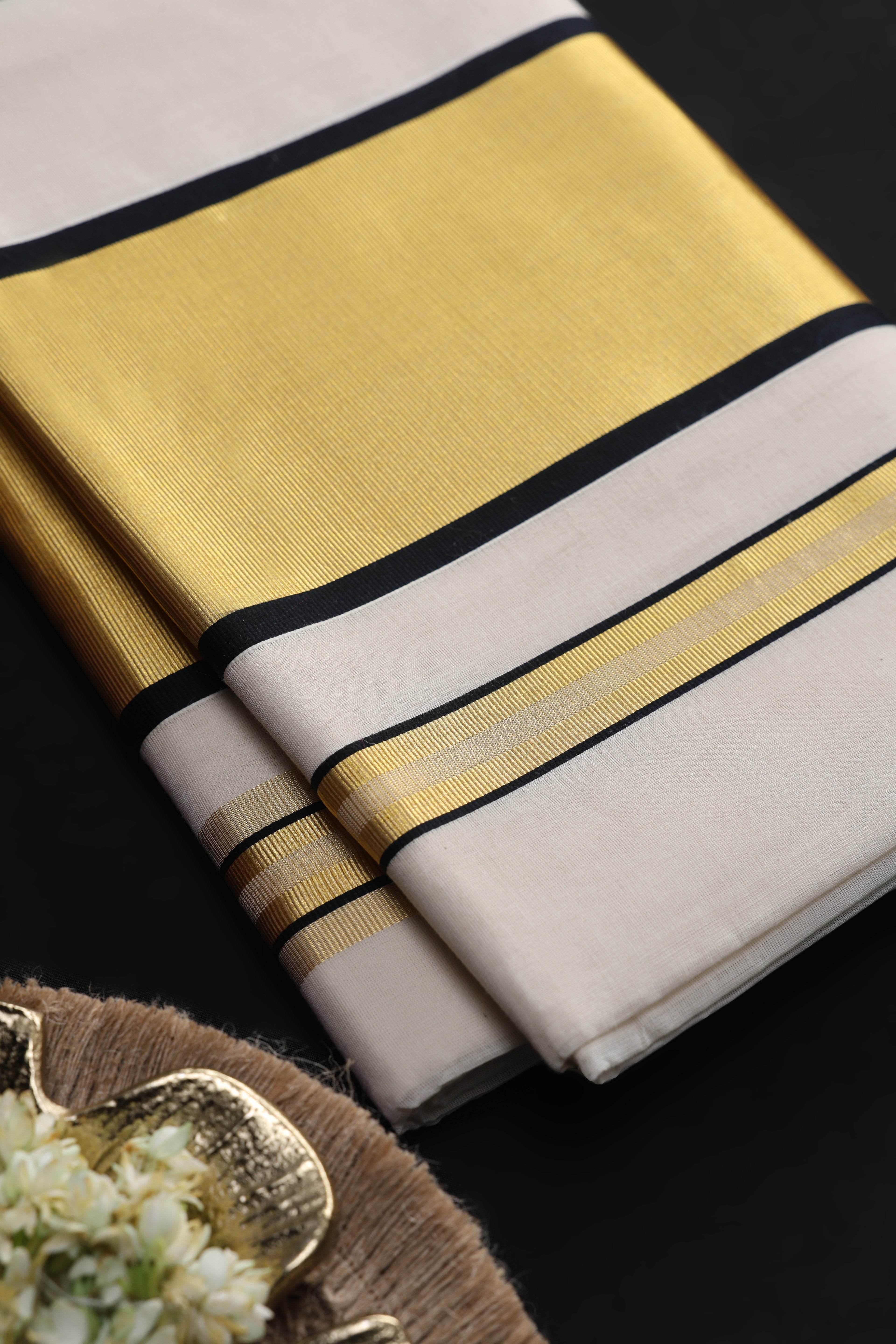 Indira Noir Glow Kasavu