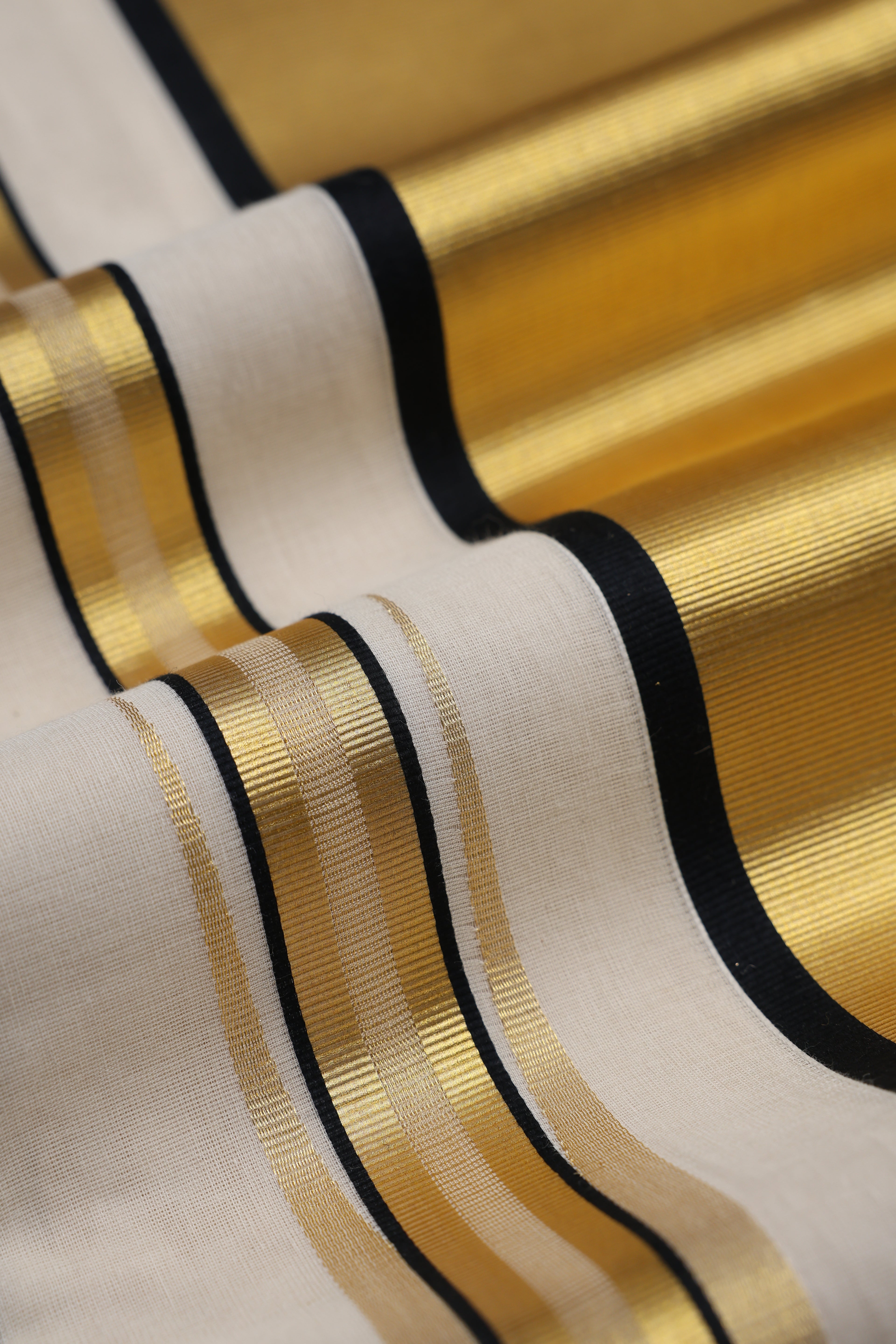 Indira Noir Glow Kasavu